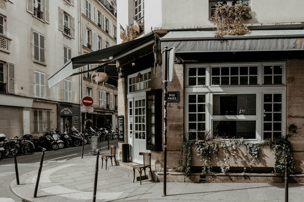 Un bistró en una esquina de París